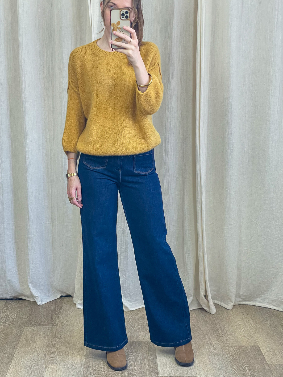 Pull jaune moutarde baby alpaga femme col rond manches longues porté avec jean flare taille haute