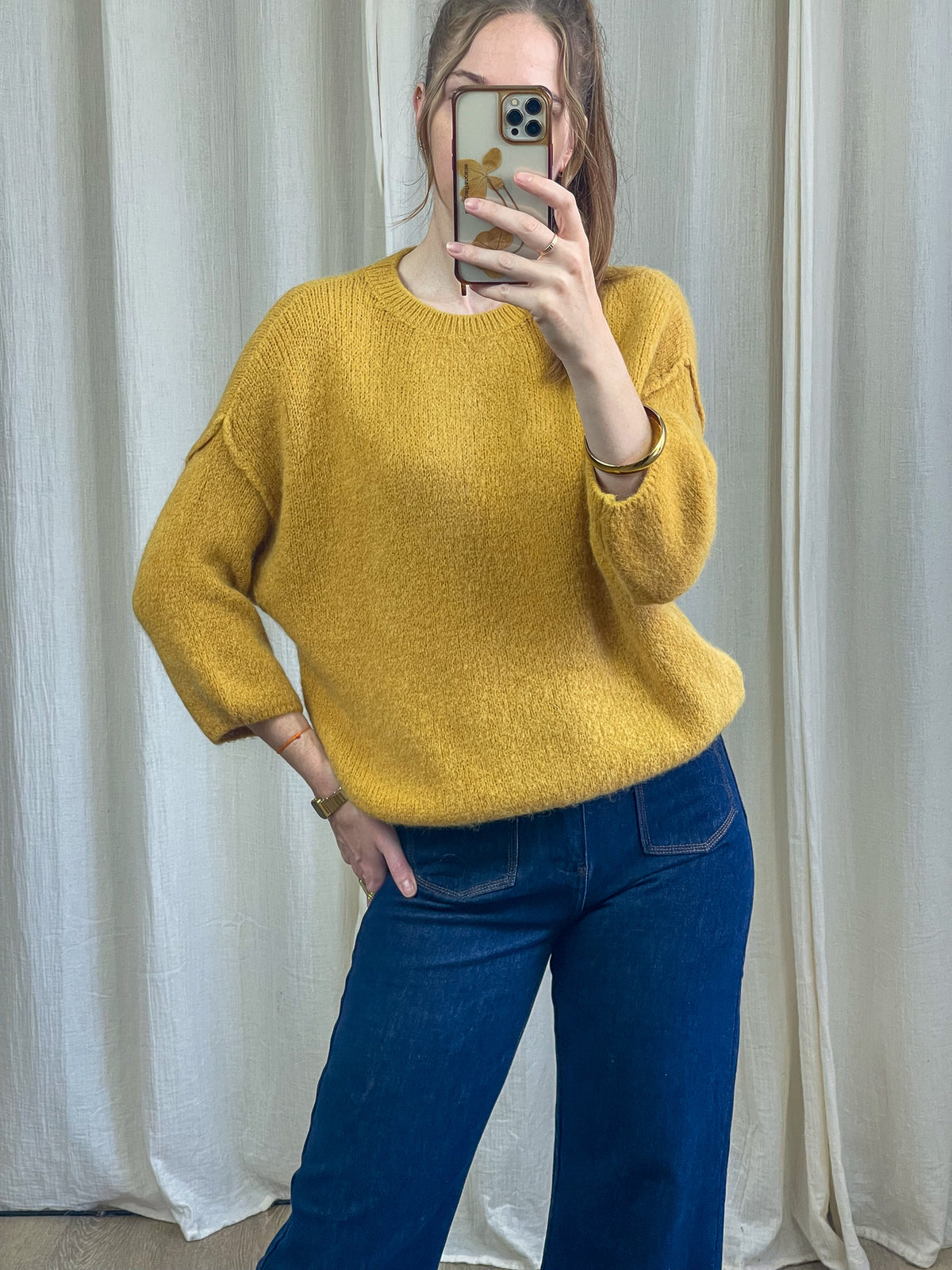 Pull jaune moutarde en baby alpaga femme, coupe ample manches 3/4, style casual chic porté avec jean taille haute
