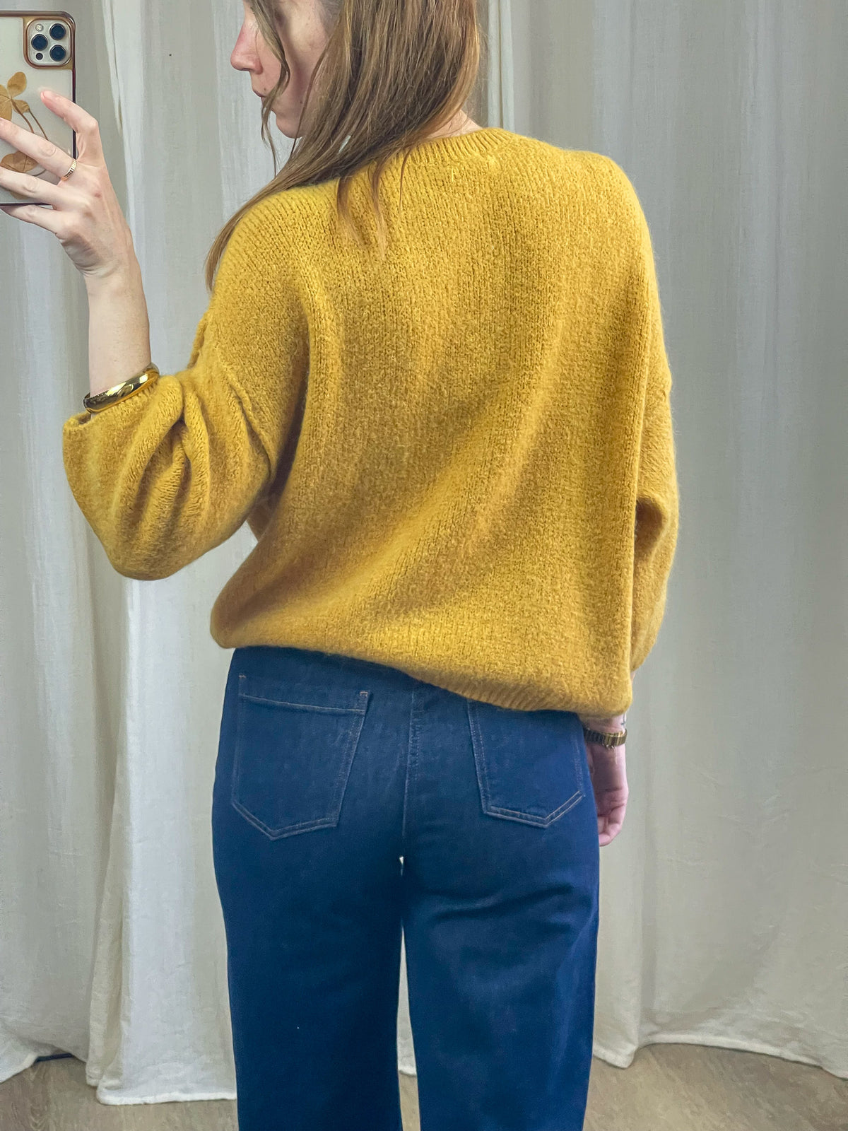 Pull jaune moutarde en baby alpaga femme, coupe ample col rond, porté avec jean taille haute bleu