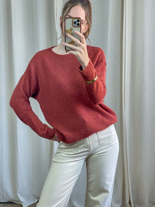 Pull femme baby alpaga rouge brique col rond coupe ample décontractée porté avec jean écru tenue automne hiver