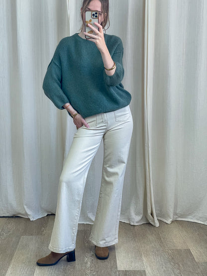 Pull femme vert sapin en baby alpaga coupe oversize manches ballons porté avec jean blanc taille haute