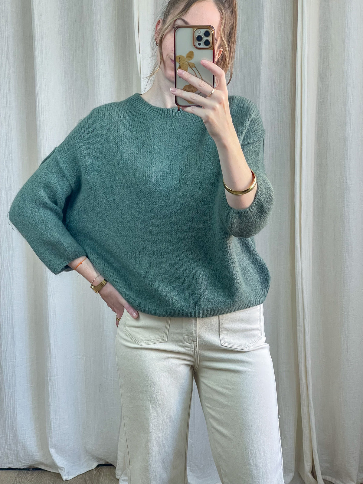Pull femme vert sauge en baby alpaga coupe oversize col rond, porté avec jean écru taille haute