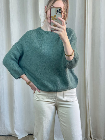 Pull femme vert sauge en baby alpaga coupe oversize col rond, porté avec jean écru taille haute