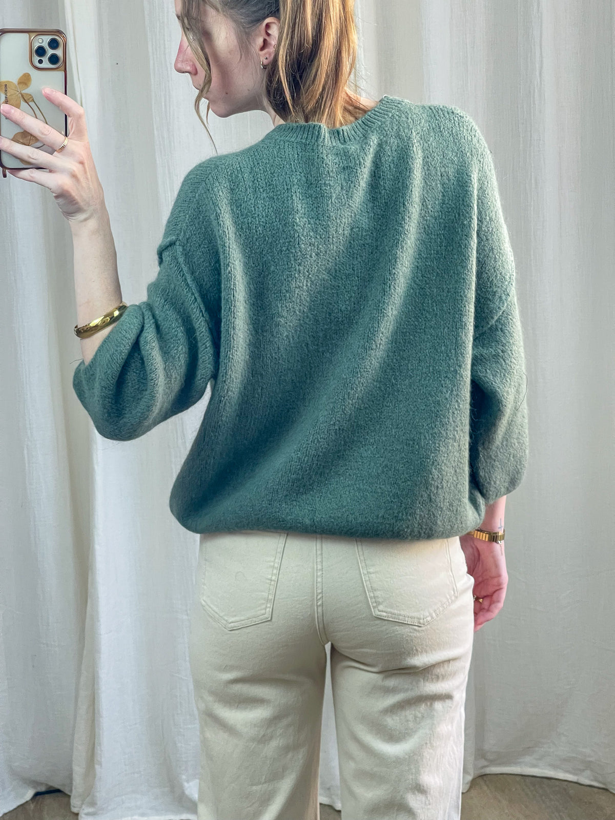 Pull femme baby alpaga vert sauge coupe oversize manches longues porté avec jean écru taille haute