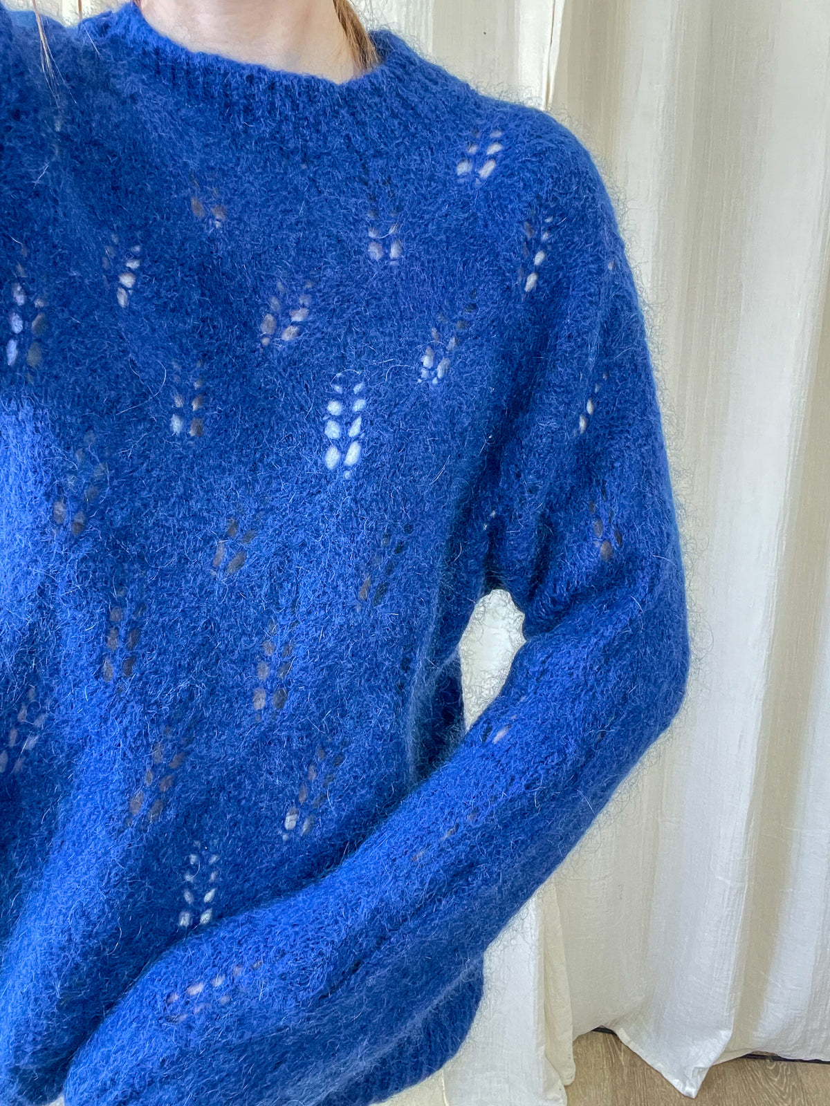 Pull ajouré bleu électrique en mohair motif feuilles femme, maille légère et douce style bohème chic