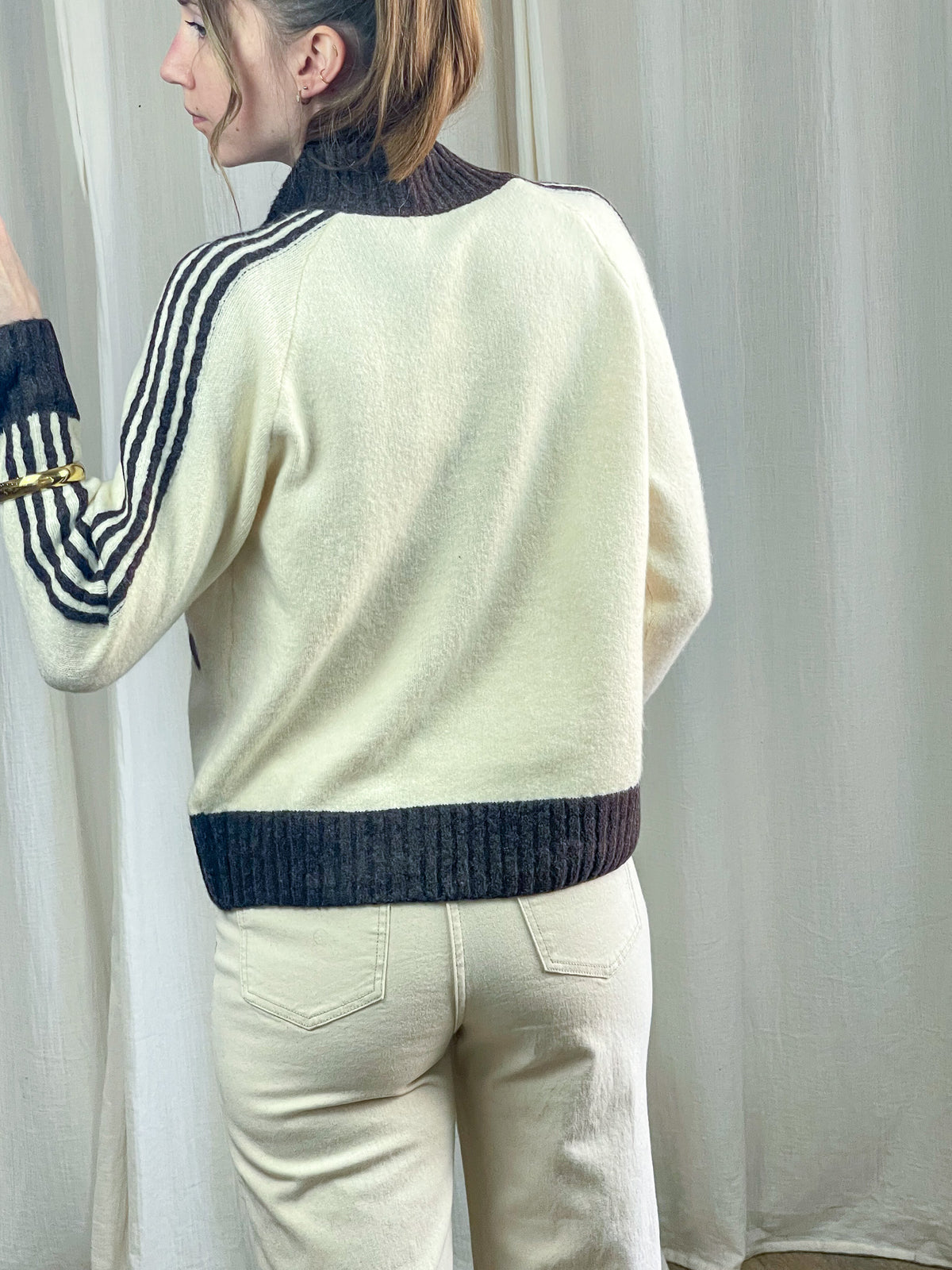 Pull col montant écru et noir à rayures sur les manches, coupe courte, style sportswear chic femme, vue de dos