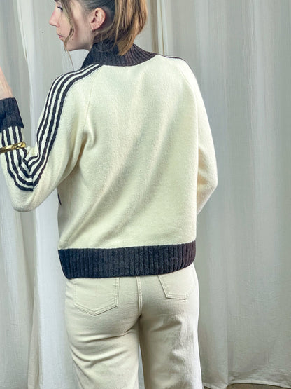 Pull col montant écru et noir à rayures sur les manches, coupe courte, style sportswear chic femme, vue de dos