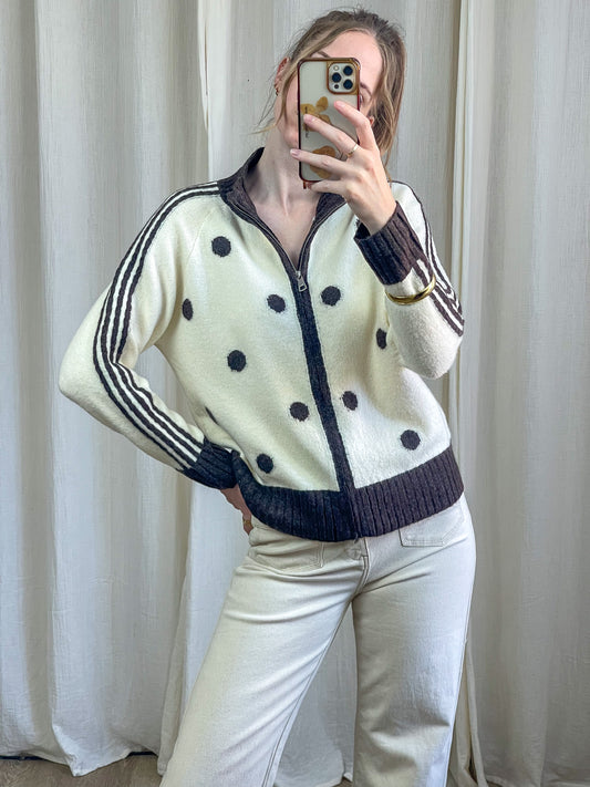 Gilet zippé femme écru à pois noirs avec bandes rayées sur les manches style sportswear chic