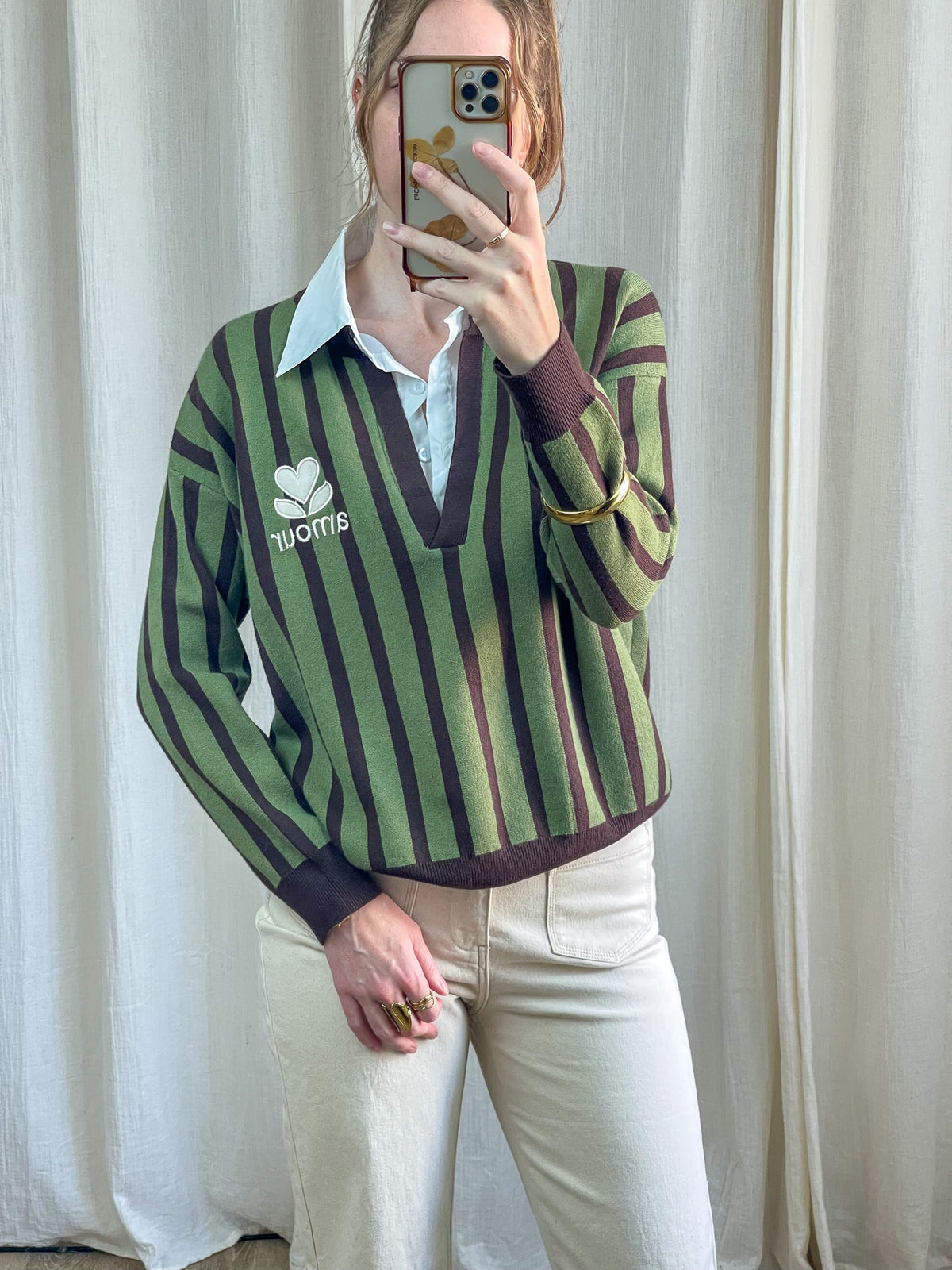 Pull rayé vert et marron col V avec chemise blanche intégrée style preppy femme