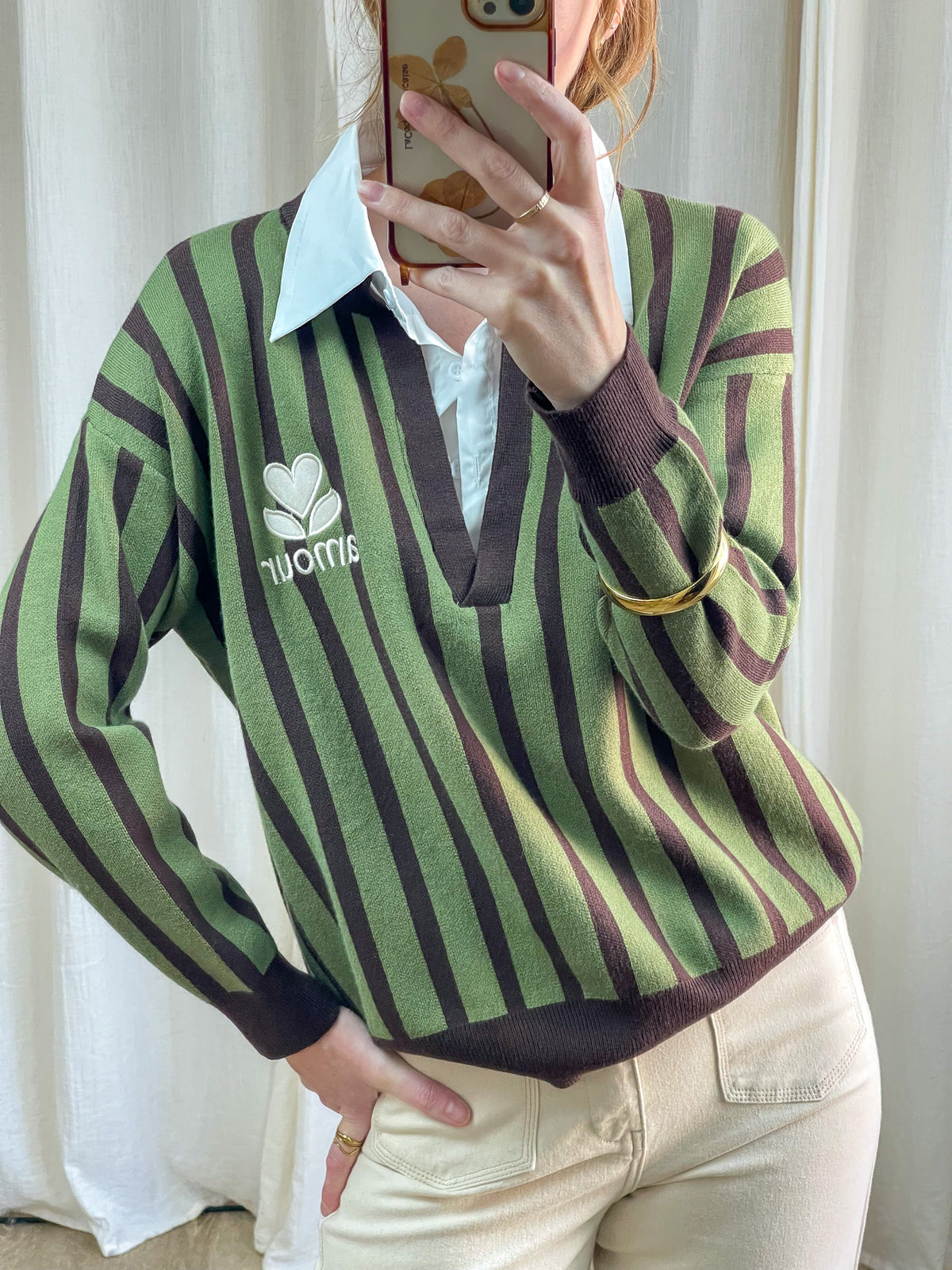 Pull col V rayures vert et marron style preppy avec col chemise blanc intégré, broderie logo, look 2 en 1 femme