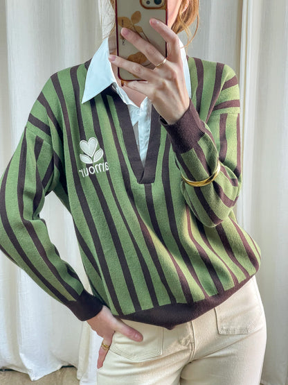 Pull col V rayures vert et marron style preppy avec col chemise blanc intégré, broderie logo, look 2 en 1 femme