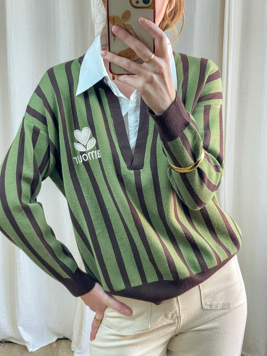 Pull col V rayures vert et marron style preppy avec col chemise blanc intégré, broderie logo, look 2 en 1 femme