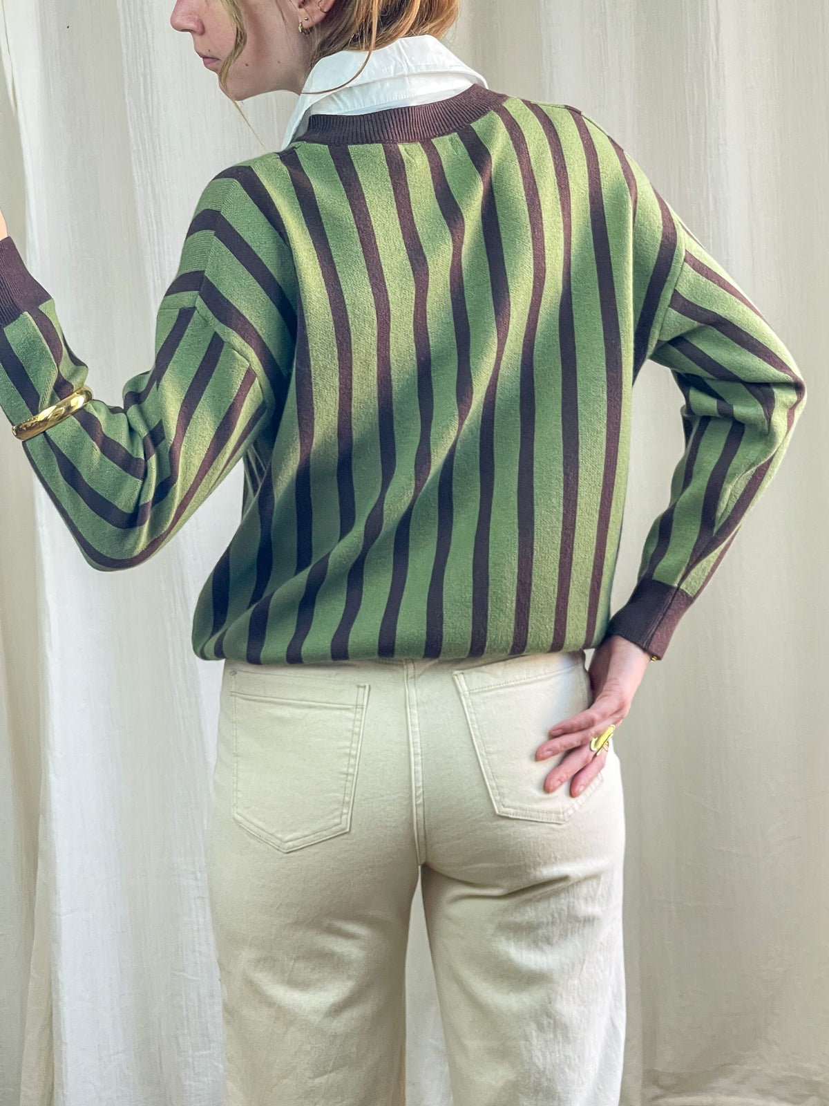Pull rayé vert et marron style 2 en 1 avec col chemise blanc, coupe oversize décontractée femme