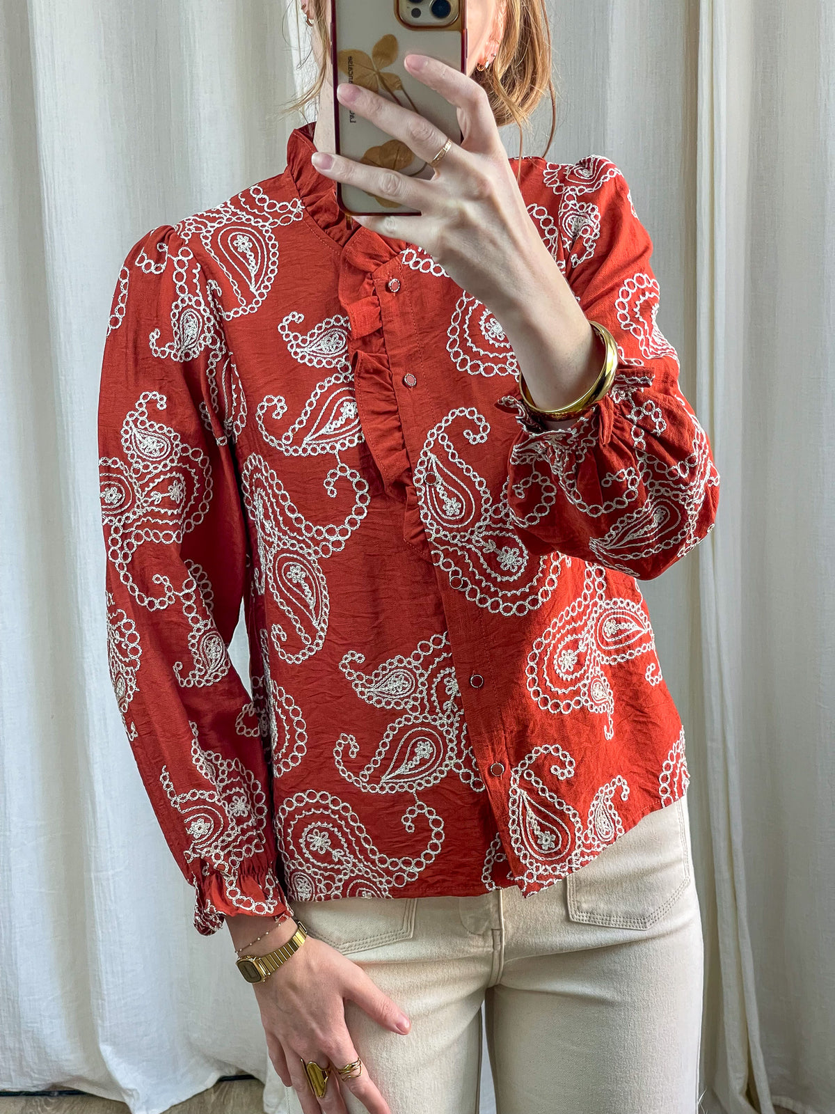 Blouse brodée rouge col froufrou motif paisley blanc manches bouffantes femme style bohème chic