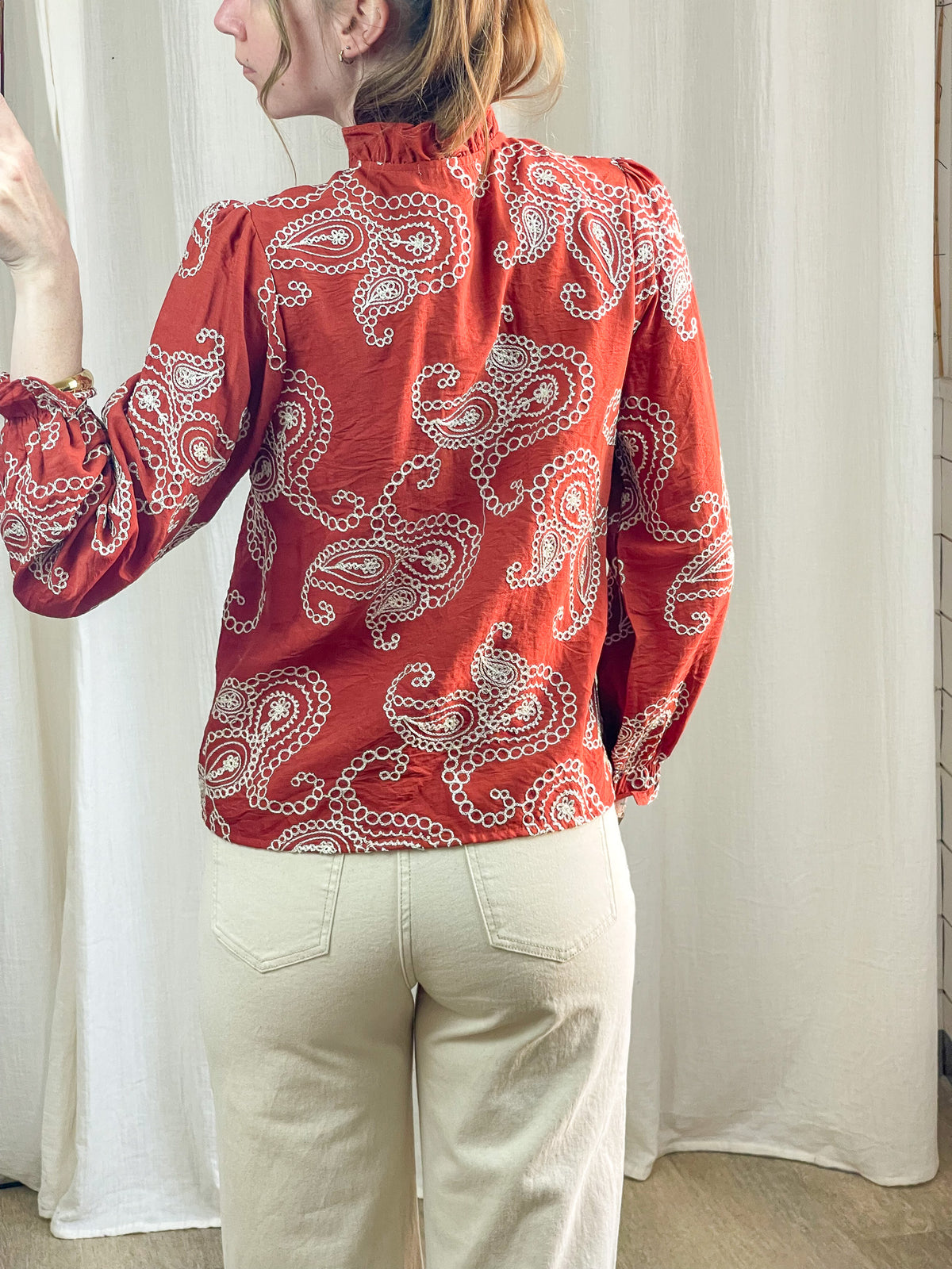 Blouse brodée rouge brique motif paisley blanc col froufrou manches longues bouffantes femme style bohème chic