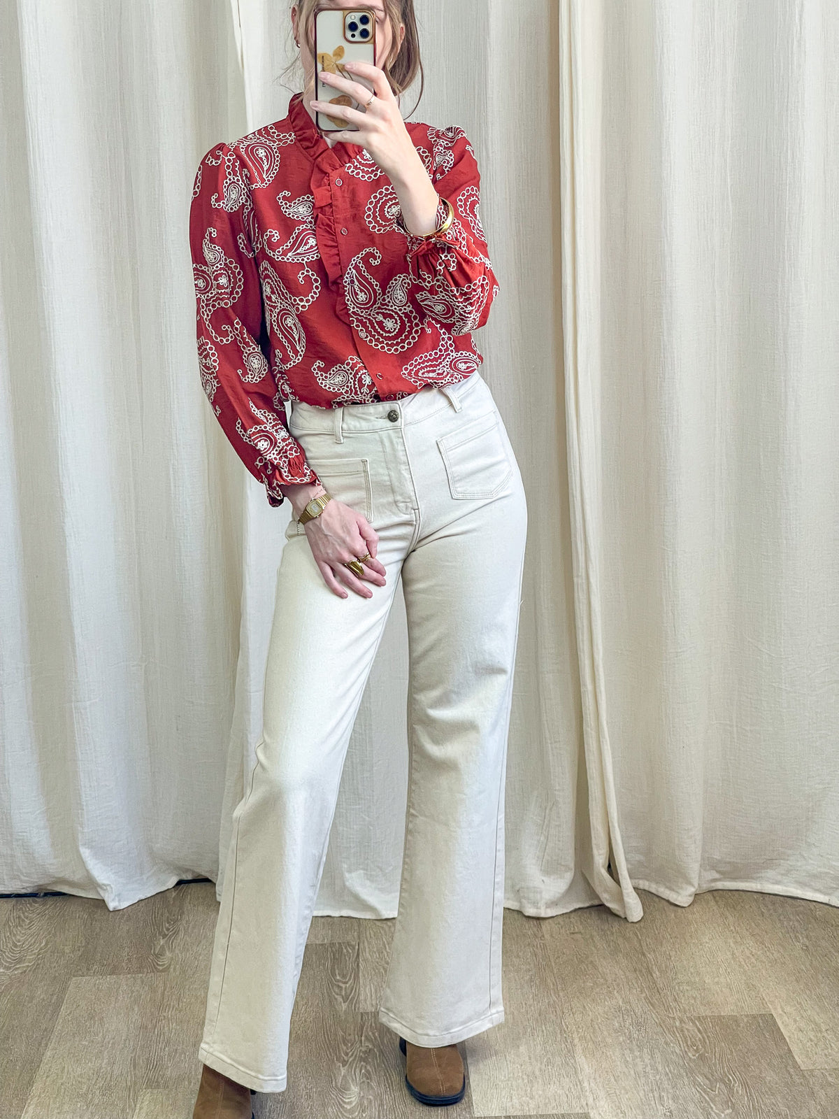 Blouse rouge brodée col froufrou motif paisley blanc manches bouffantes femme style bohème chic