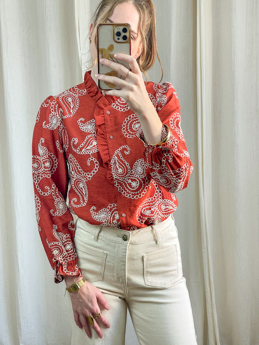Blouse brodée rouge brique col froufrou motif paisley blanc femme style bohème chic