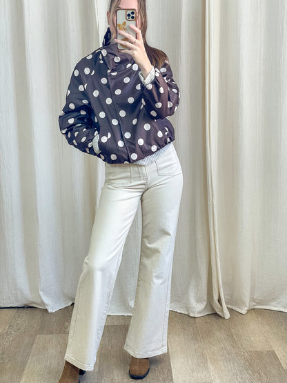 Bomber marron à pois blancs femme col montant tissu enduit brillant porté avec jean blanc évasé
