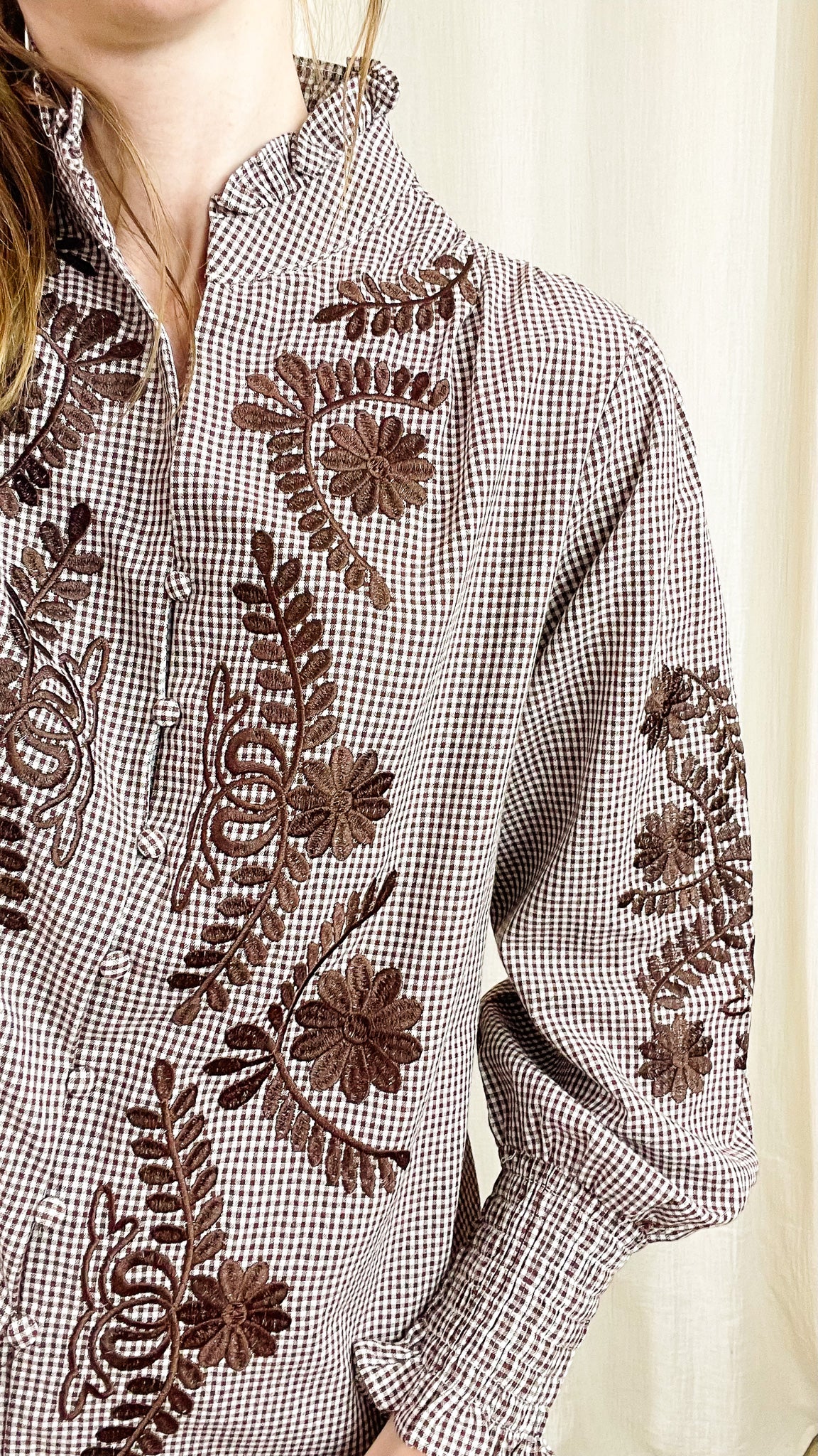 Blouse Cécilia – Blouse à carreaux et broderies florales