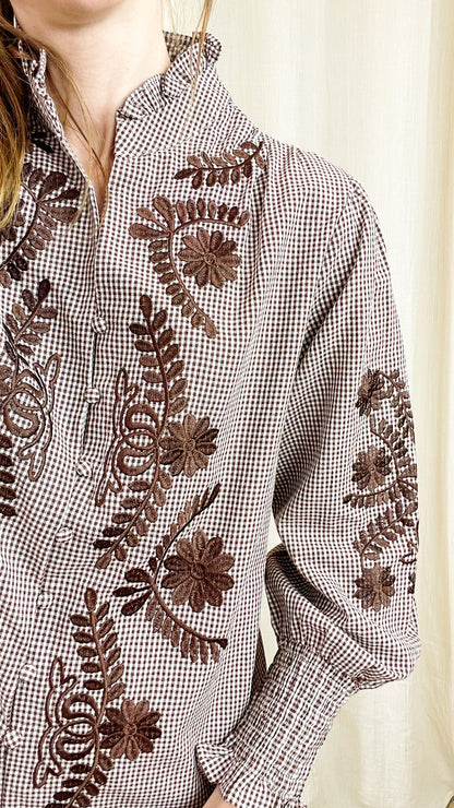 Blouse Cécilia – Blouse à carreaux et broderies florales