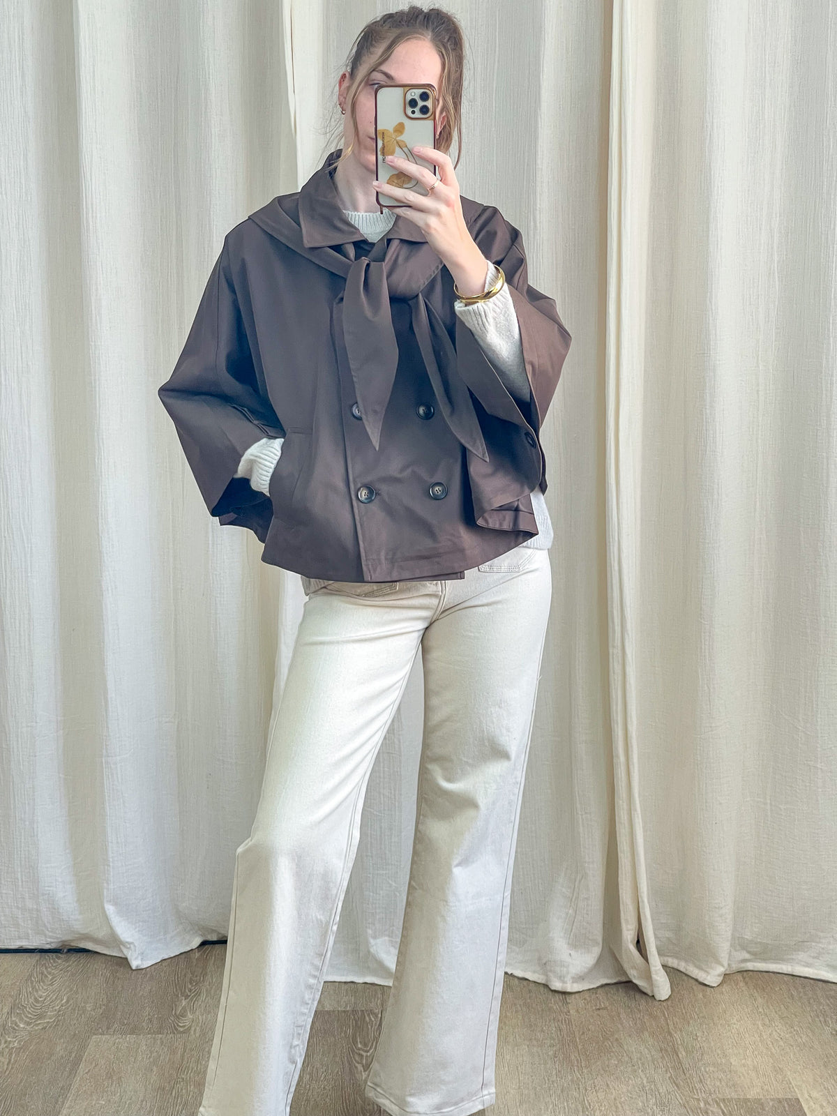 Trench court marron col foulard double boutonnage femme porté avec jean blanc coupe droite
