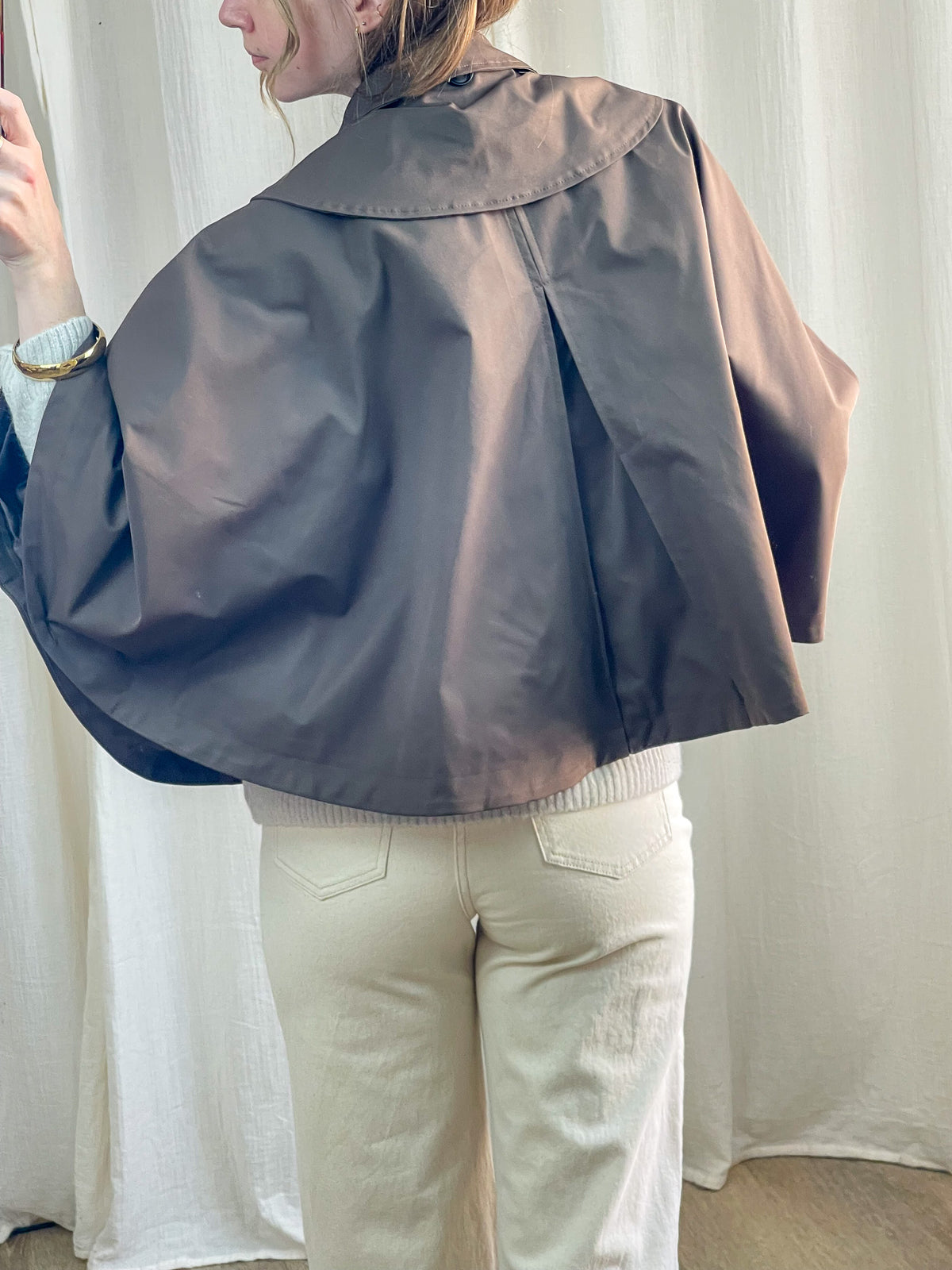 Trench cape marron col large dos ample coupe oversize femme style vintage chic