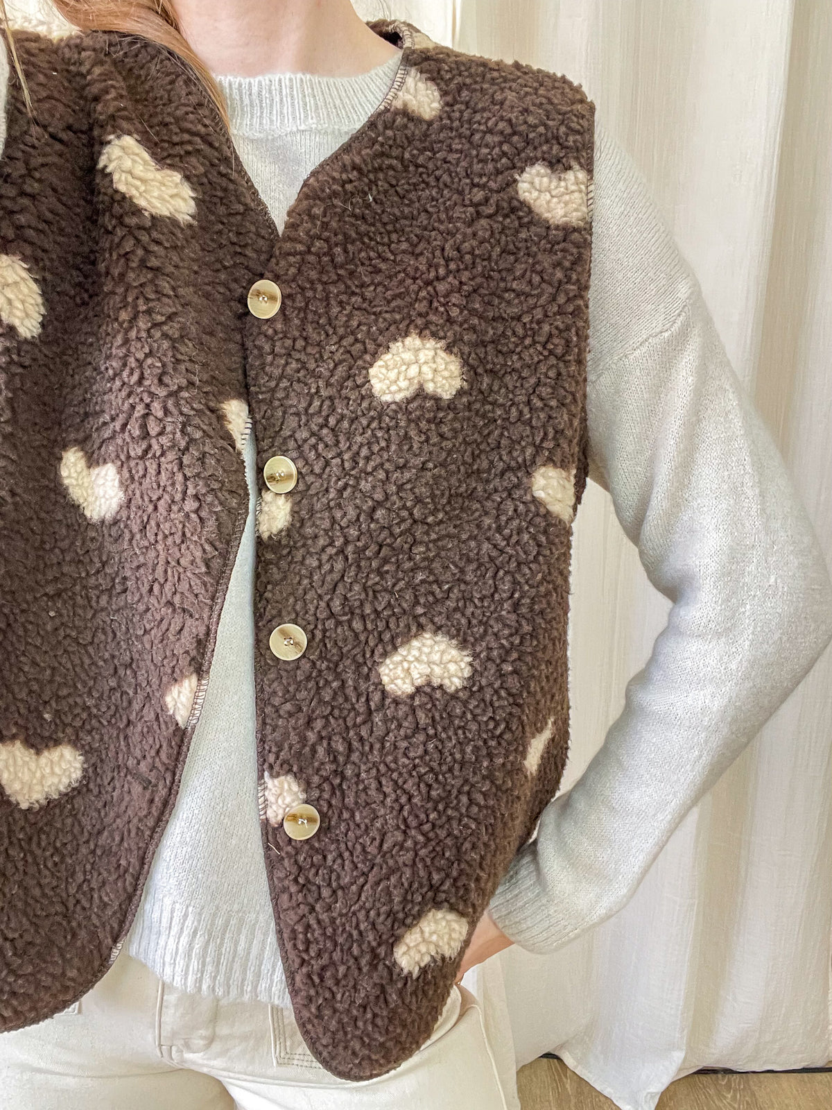 Gilet sans manches moutonné marron motif cœurs écru femme, fermeture boutons dorés style cosy hiver