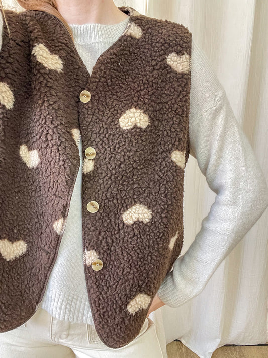 Gilet sans manches moutonné marron motif cœurs écru femme, fermeture boutons dorés style cosy hiver