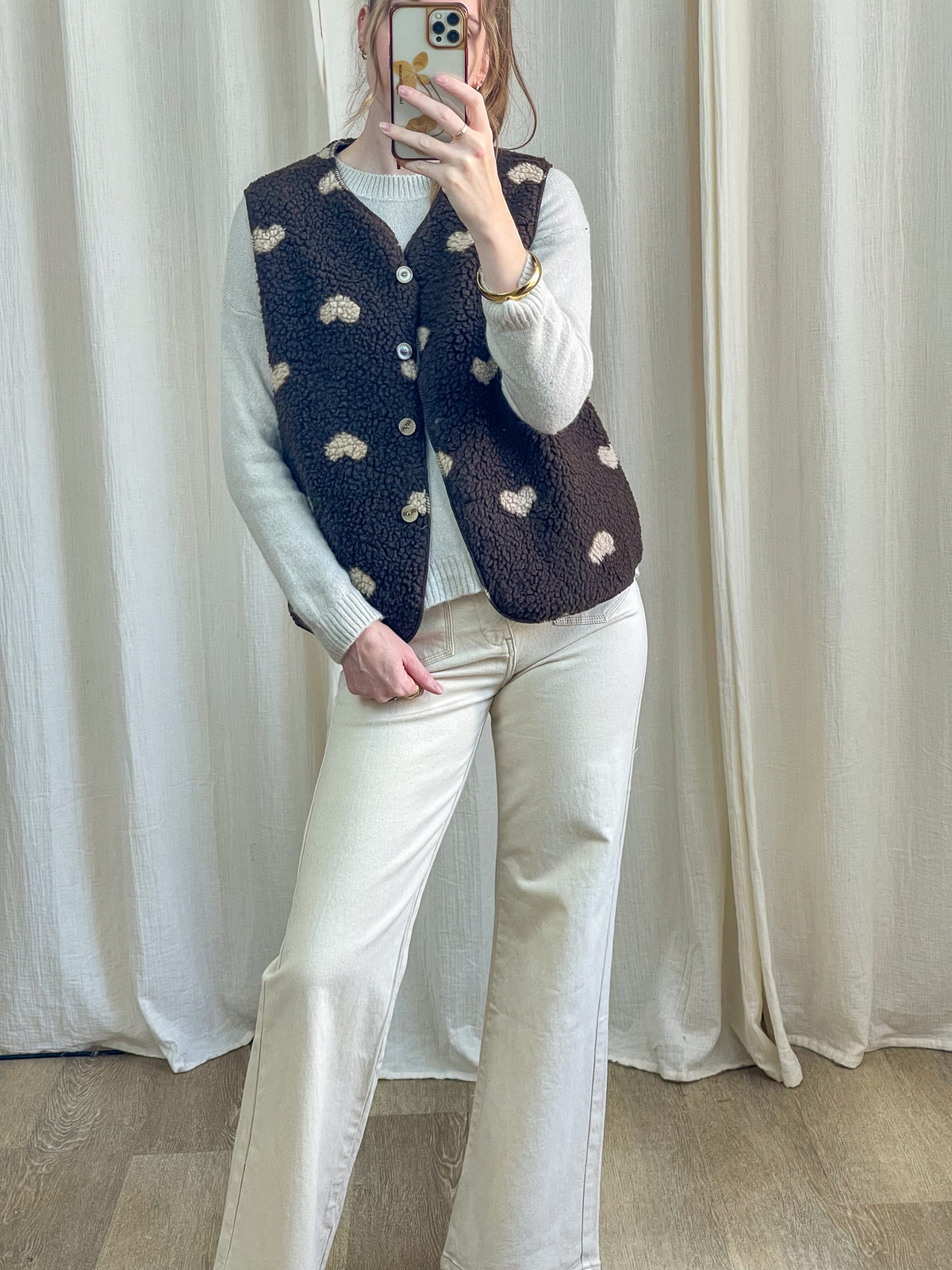 Gilet sans manches effet moutonné marron motif cœurs beige femme, coupe droite boutonnée style cosy hiver