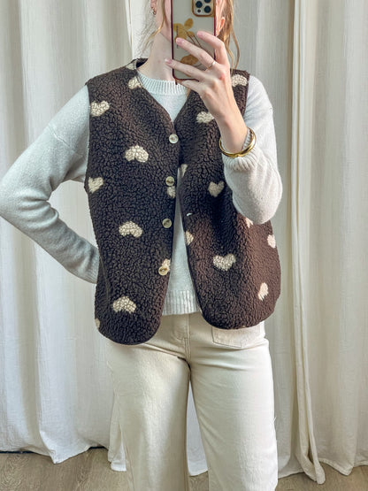 Gilet sans manches moutonné marron motif cœurs beige femme, coupe droite boutonnée style cosy hiver
