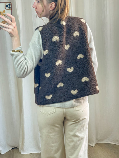 Gilet sans manches moutonné marron motif cœurs beige femme, coupe droite effet sherpa cosy hiver