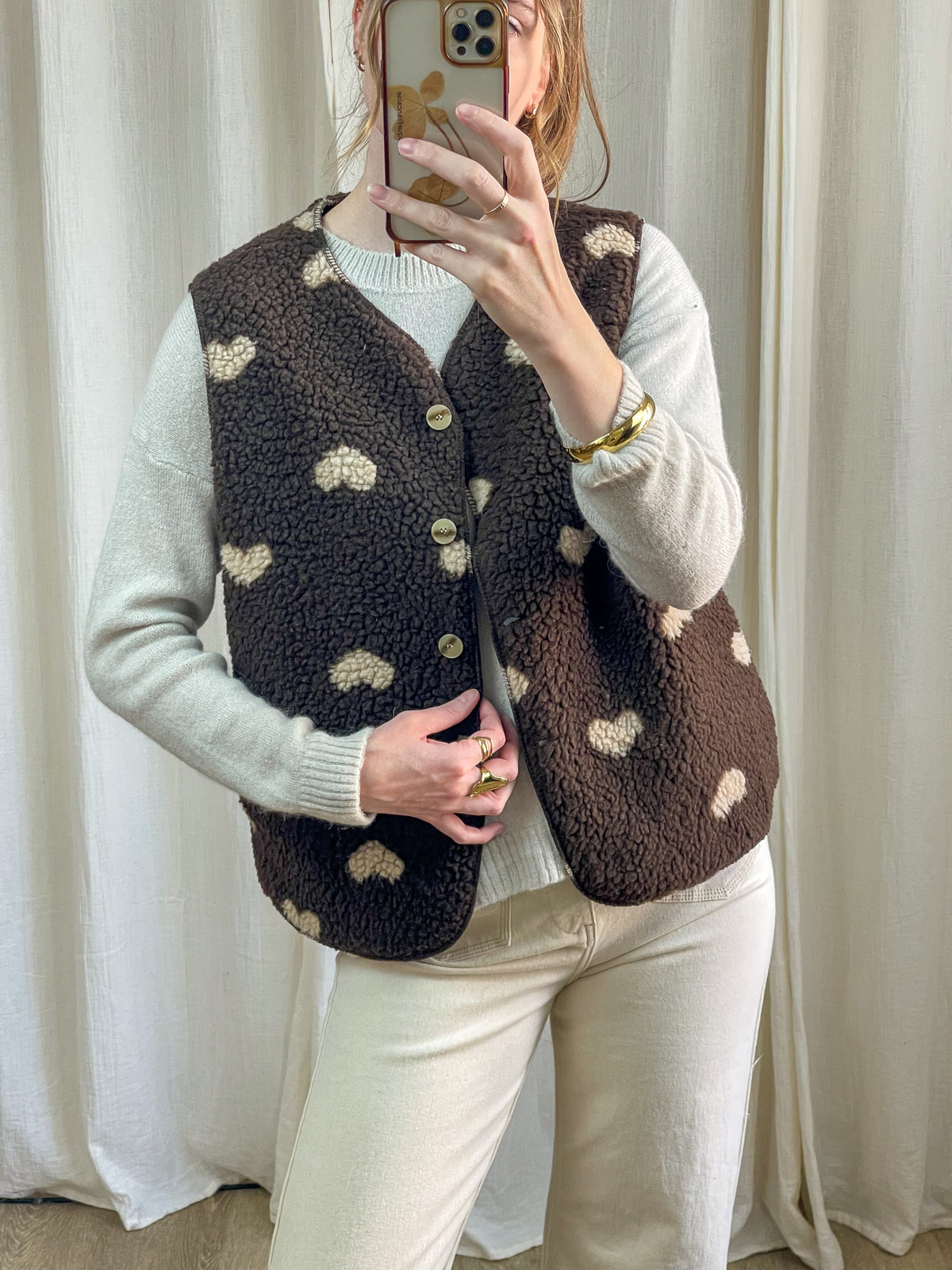 Gilet sans manches moutonné marron motif cœurs beige femme, coupe droite boutonnée style cosy hiver
