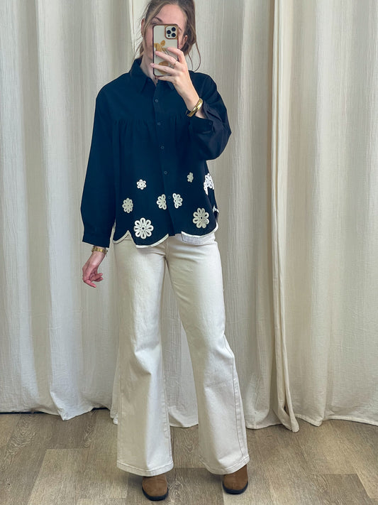 Chemise blouse noire oversize femme broderies fleurs blanches festonnées style bohème chic