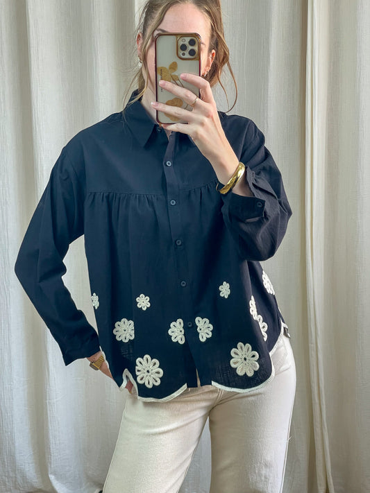 Chemise noire oversize femme avec broderies florales blanches et ourlet festonné style bohème chic