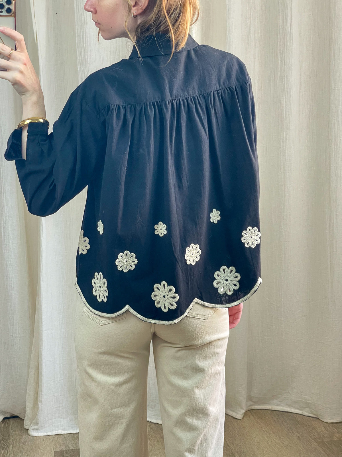 Chemise blouse noire femme broderies florales blanches coupe ample dos froncé style bohème chic