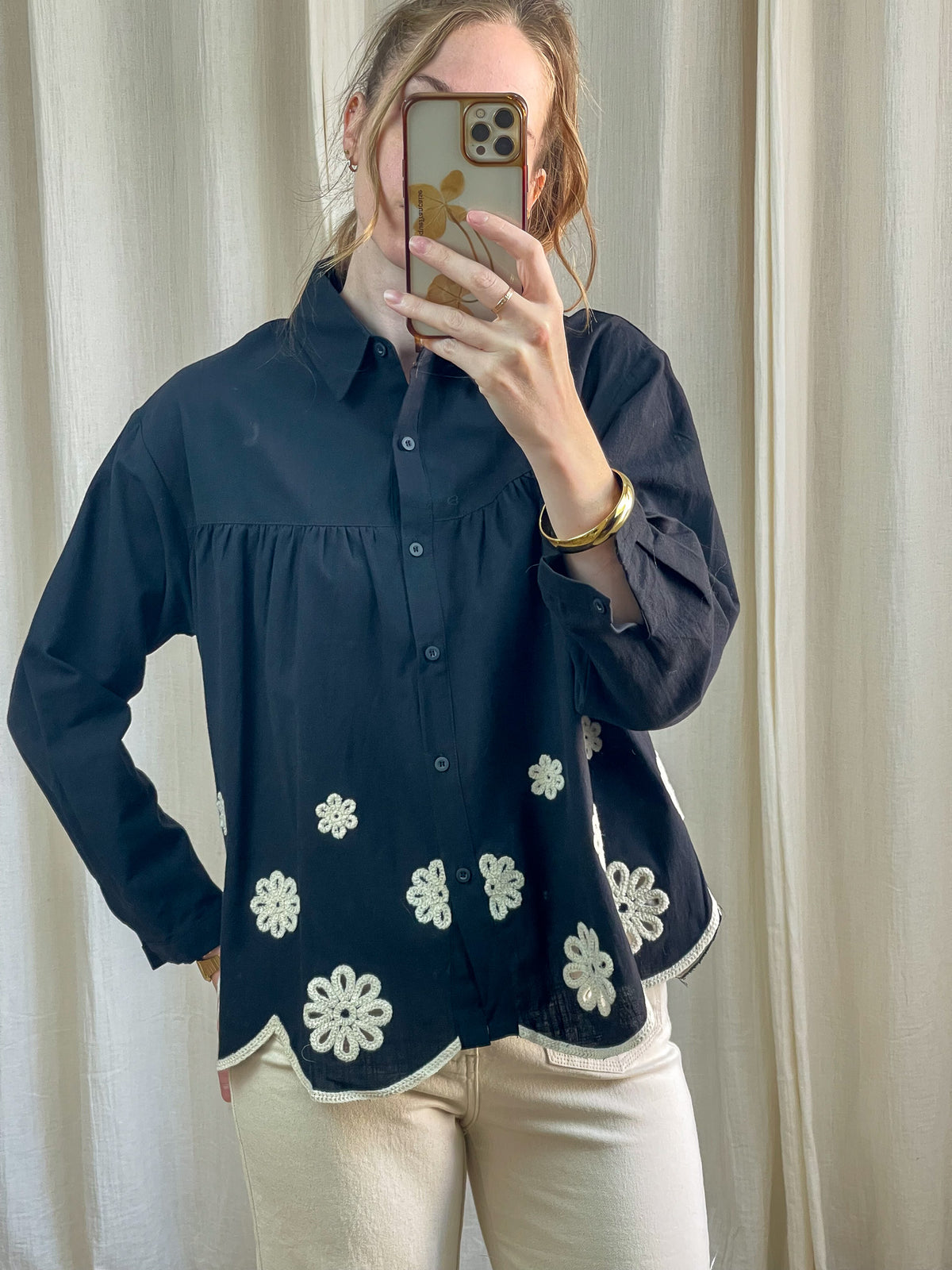 Chemise noire femme coupe ample avec broderies florales blanches style bohème et ourlet festonné