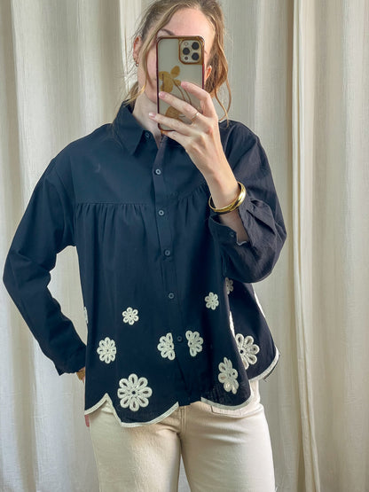Chemise noire femme coupe ample avec broderies florales blanches style bohème et ourlet festonné