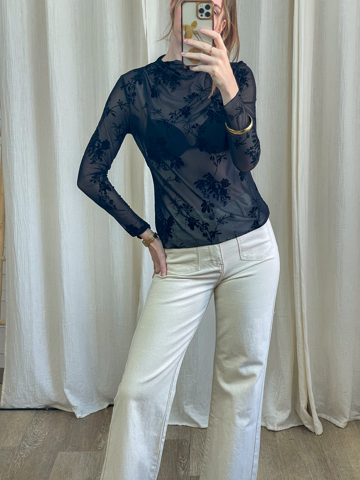 Top mesh noir transparent imprimé floral femme manches longues porté avec pantalon crème taille haute