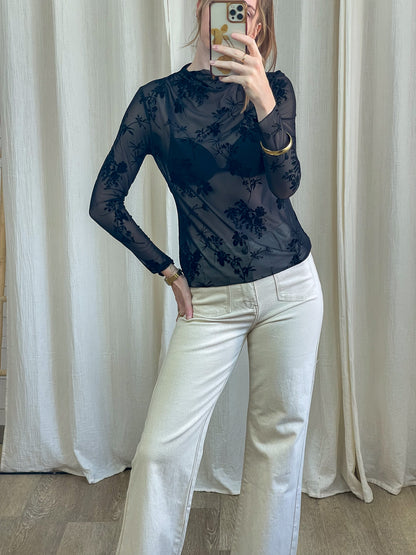 Top mesh noir transparent imprimé floral femme manches longues porté avec pantalon crème taille haute