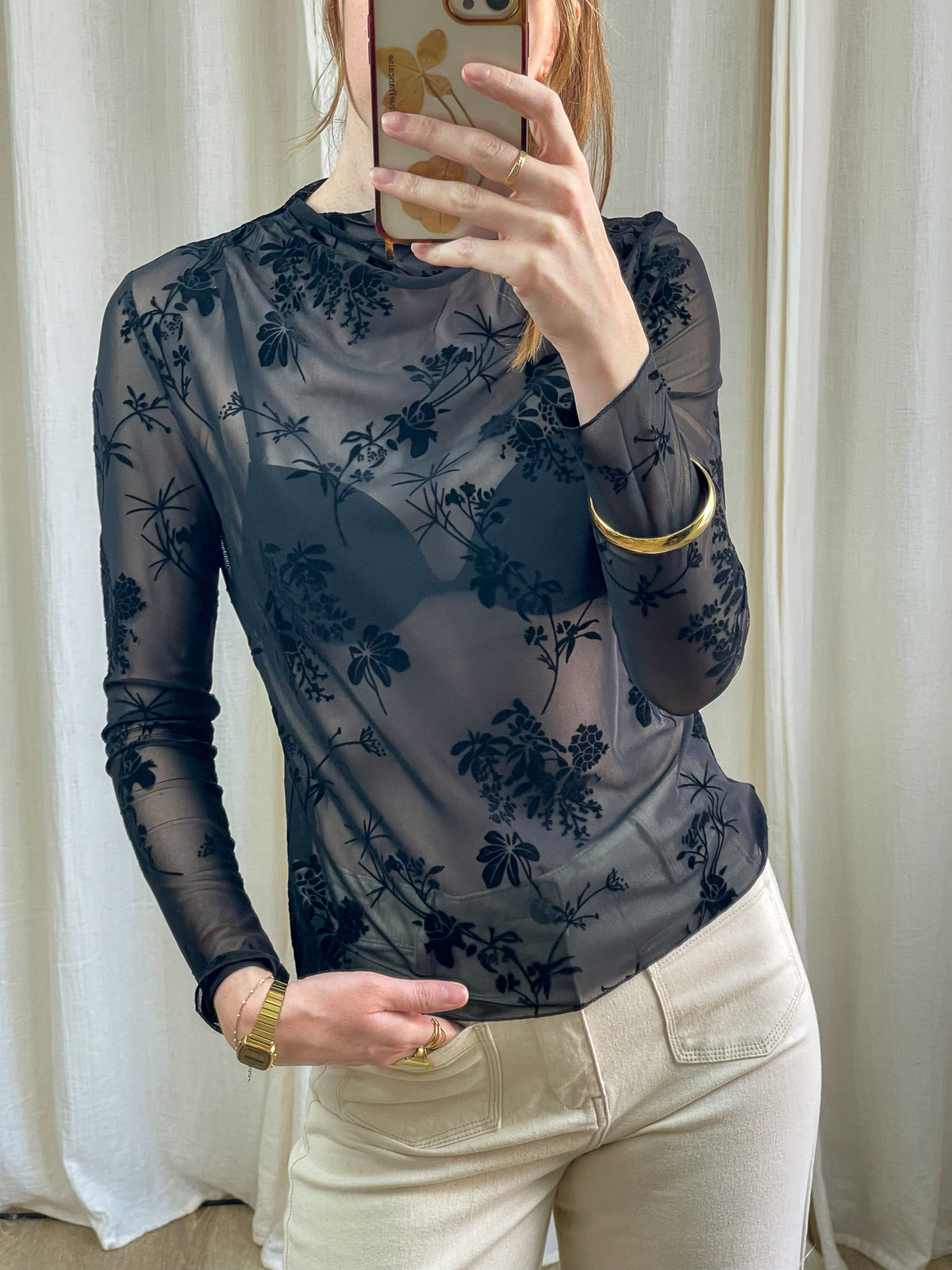Top mesh noir transparent imprimé floral femme manches longues col montant style élégant porté avec pantalon beige