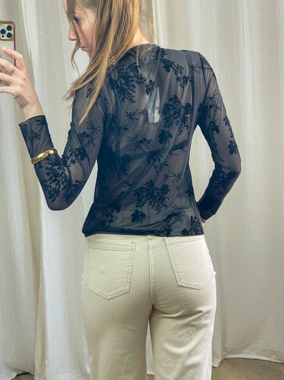 Top mesh noir transparent motif floral velours manches longues femme porté avec jean beige taille haute