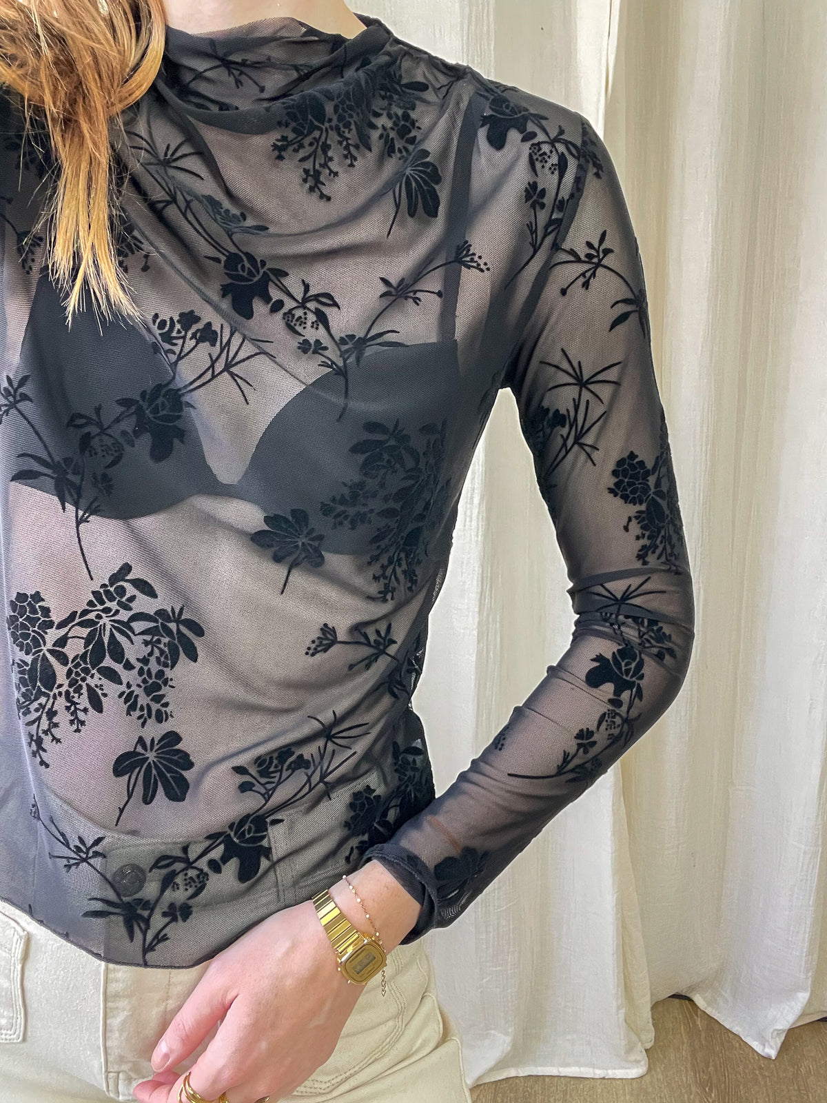 Top mesh noir transparent motif floral velours manches longues col montant femme style romantique