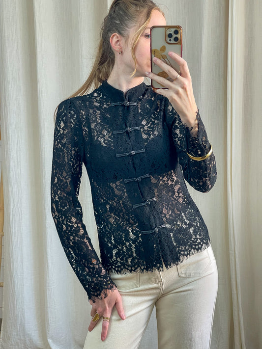 Blouse dentelle noire col mandarin avec boutons chinois traditionnels, manches longues transparentes, style asiatique femme
