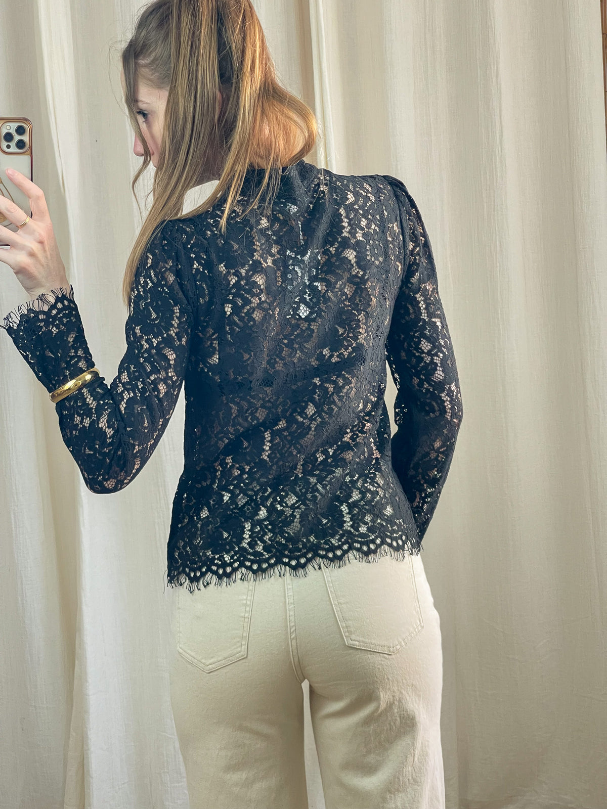 Blouse dentelle noire col mandarin manches longues transparente femme portée avec jean écru