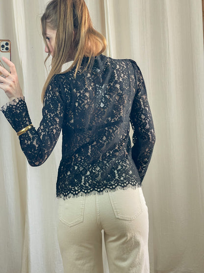 Blouse dentelle noire col mandarin manches longues transparente femme portée avec jean écru