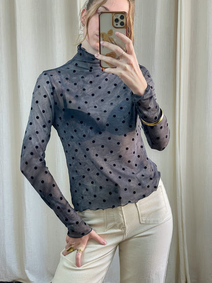 Top mesh transparent noir à pois femme col montant manches longues style tendance porté avec pantalon beige taille haute