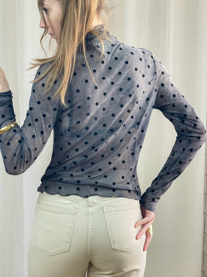 Top mesh gris transparent à pois noirs manches longues femme, style tendance porté avec jean beige taille haute