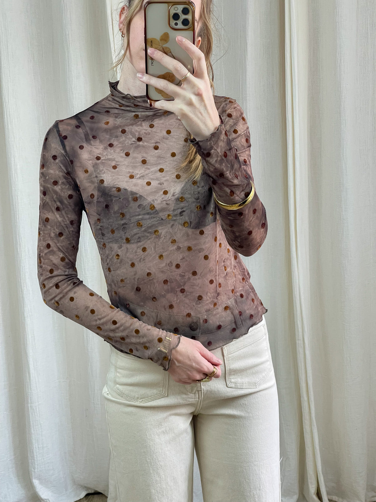 Top mesh transparent marron imprimé pois femme col montant manches longues style tendance porté avec jean écru