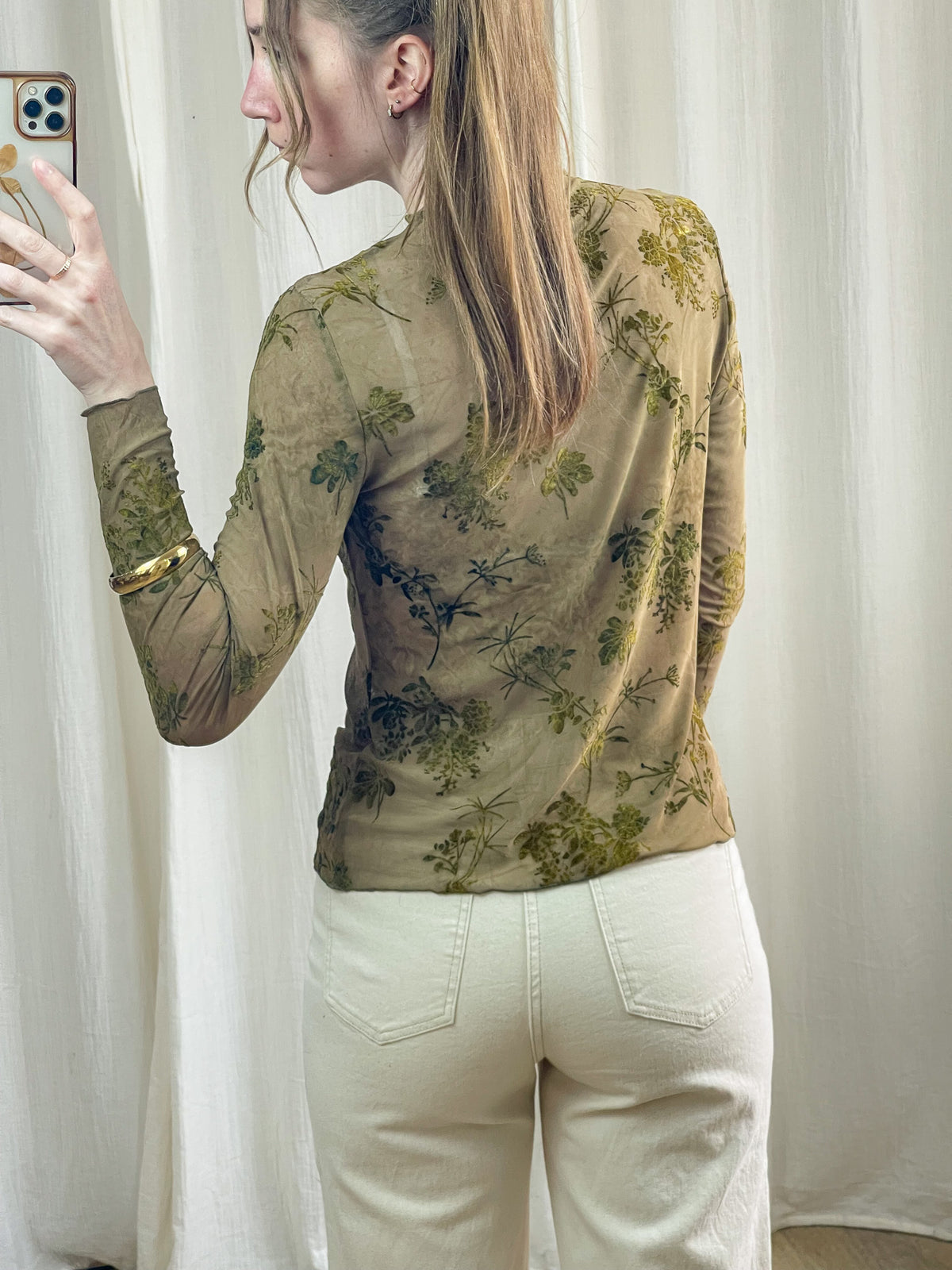 Top mesh beige imprimé floral vert manches longues femme, vue dos, style vintage bohème