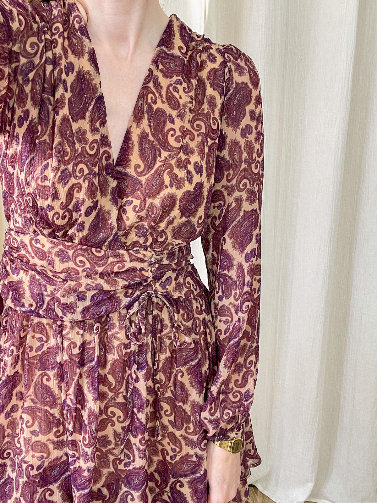 Robe longue imprimé cachemire violet et beige style bohème femme avec décolleté V et ceinture à nouer